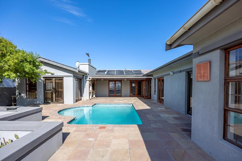 5 Bedroom Property for Sale in Bloubergrant Western Cape